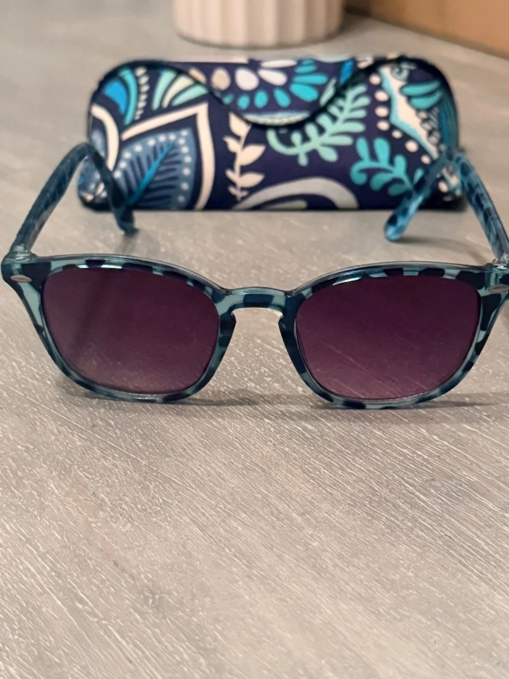 VERA BRADLEY SUNGLASSES W/ CASE